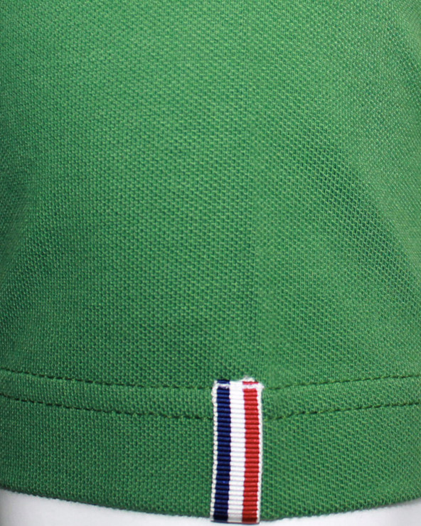 Vignette tissée sur la manche du polo Montlery Otago vert pour homme