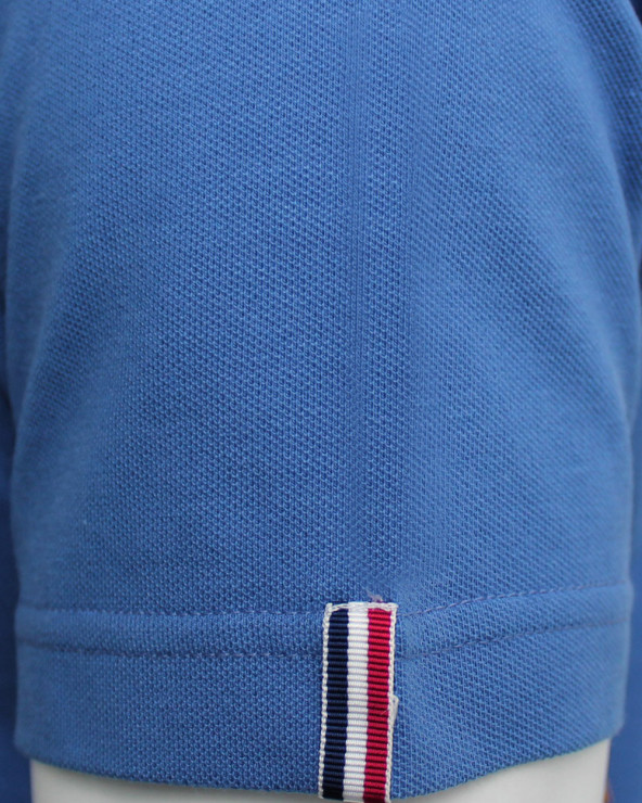 Vignette tissée sur la manche gauche du polo Montlery Otago bleu lavande pour homme
