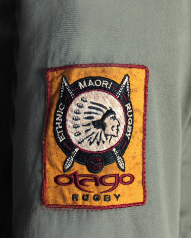 Ecusson cousu sur la manche droite de la veste Sahora Otago Kaki pour homme