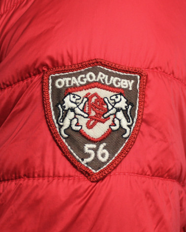 Ecusson cousu sur la manche droite de la doudoune Lion style Otago rouge pour homme