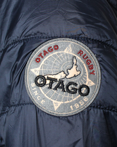 Ecusson cousu sur la manche gauche de la doudoune Napastyle Otago bleu marine pour homme