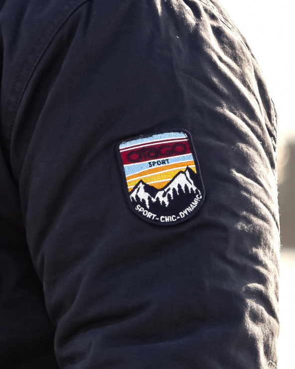 Ecusson brodé et cousu sur la manche de la parka Lomontain Otago bleu marine pour homme
