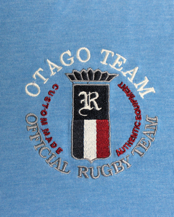 Broderie côté coeur du polo Serioustag Otago bleu ciel chiné pour homme