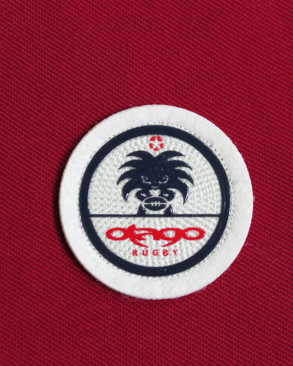 Ecusson cousu côté coeur du polo Swansea Otago bordeaux pour homme