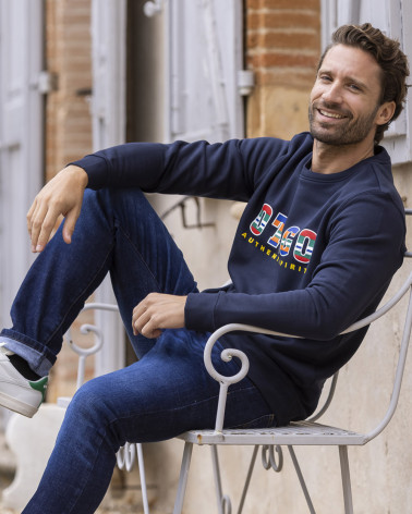 le modèle porte un Sweat Jamako col rond Otago rugby bleu marine pour homme