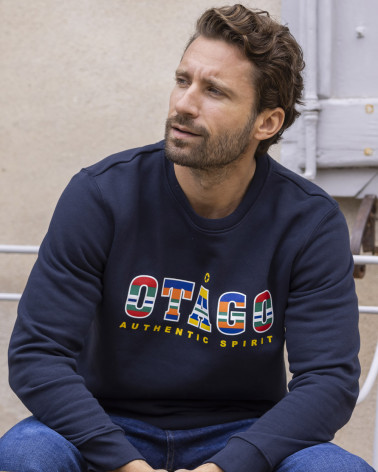 le modèle porte un Sweat Jamako col rond Otago rugby bleu marine pour homme