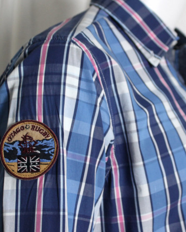 Ecusson brodé cousu sur la manche droite de la chemise Dia Otago bleu pour homme