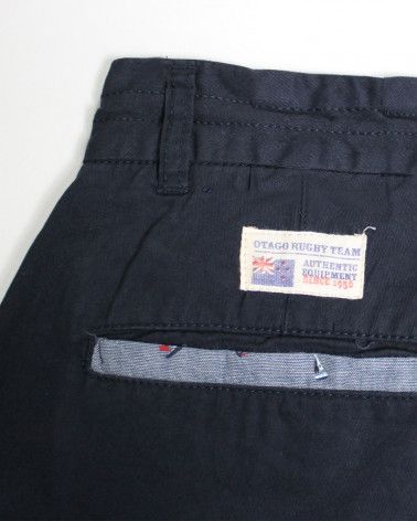 Vignette cousue au dos côté gauche du bermuda Fineberg Otago bleu marine pour homme