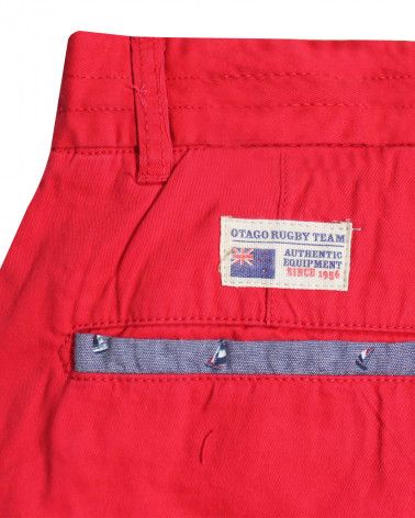 Vignette cousue au dos côté gauche du bermuda Fineberg Otago rouge pour homme