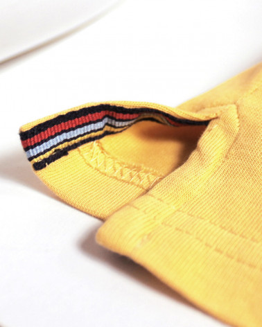 Patte avec liseré aux ouvertures latérales du polo Setflor jaune pour homme