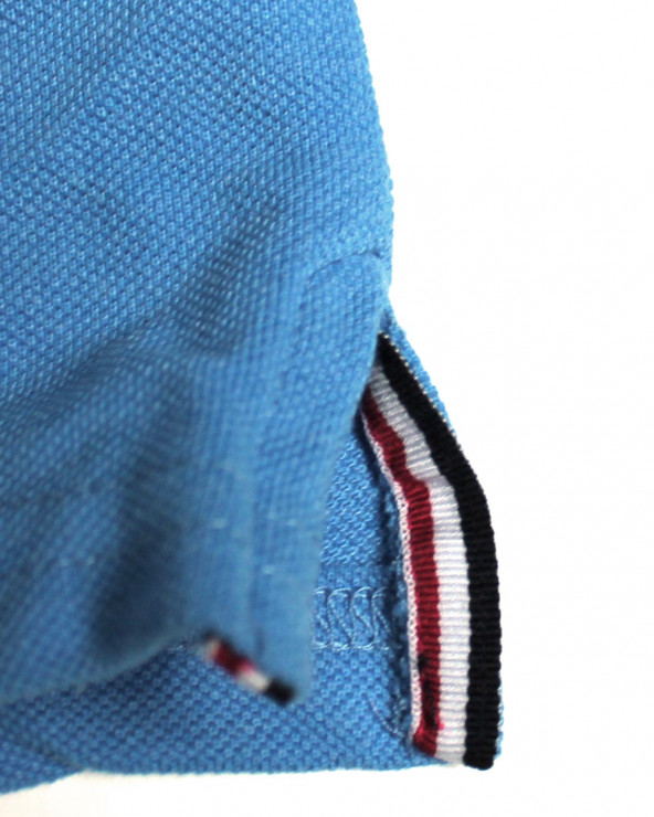 Finitions bord-côte avec liserés tricolores sur la bande de propreté et patte bas de polo Abruzzo Otago ciel chiné pour homme