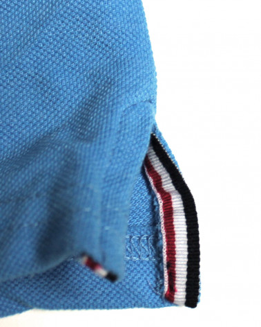 Finitions bord-côte avec liserés tricolores sur la bande de propreté et patte bas de polo Abruzzo Otago ciel chiné pour homme