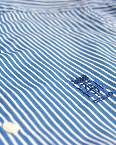 Broderie côté coeur de la chemise homme Buzy Otago rayée bleu marine/blanc