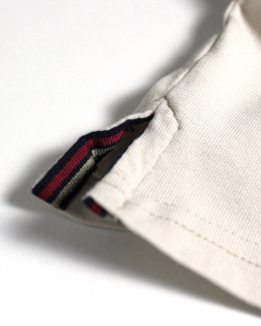 Patte avec liseré aux ouvertures latérales du polo Yaka pour homme