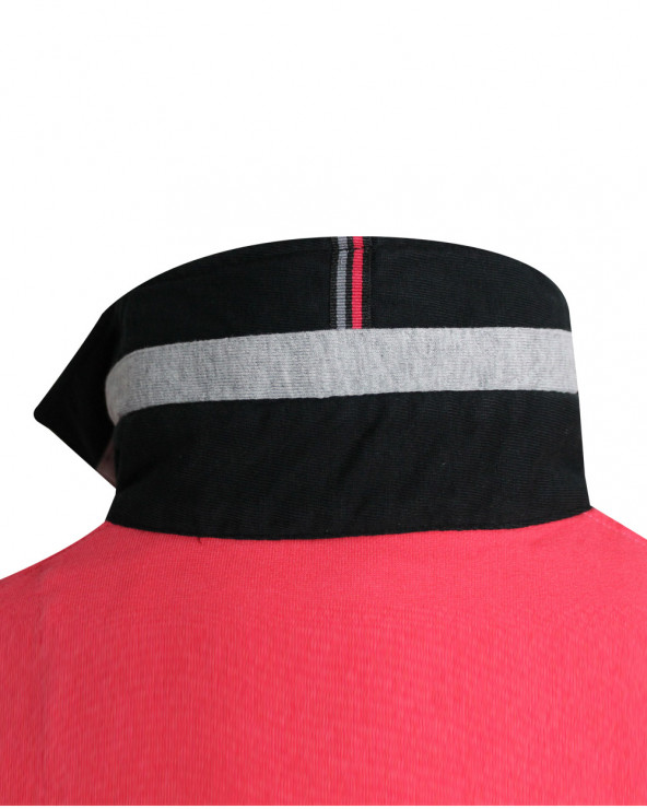 Applications de tissus gris et noir à l'extérieur du col du polo Lang Otago rouge pour homme