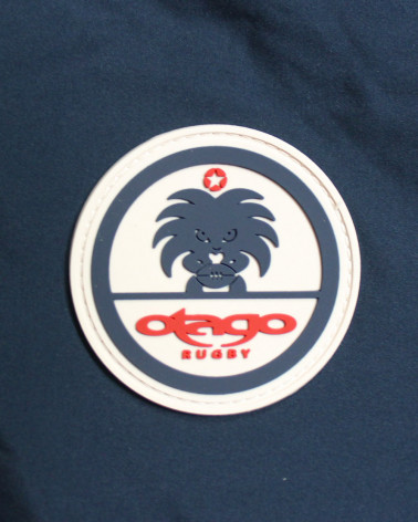 Ecusson Otago cousu côté coeur de doudoune Limbo Otago bleu marine pour homme