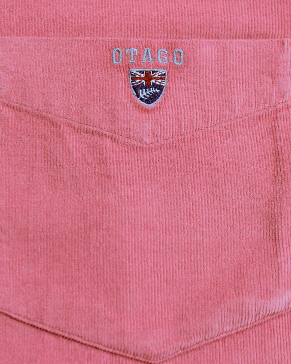 Broderie sur la poche côté coeur de la chemise Velours Otago blush pour homme