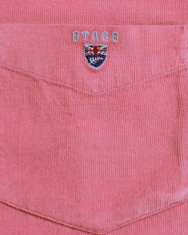 Broderie sur la poche côté coeur de la chemise Velours Otago blush pour homme