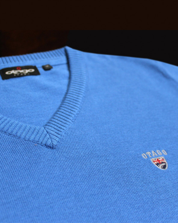 détail du col V du Pull pour homme CARBUN bleu ocean
