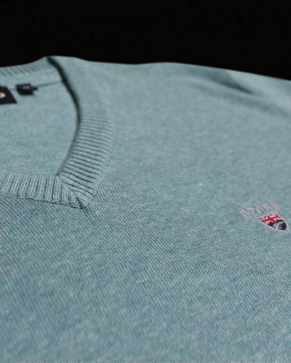 détail du col V du Pull pour homme CARBUN Otago vert clair