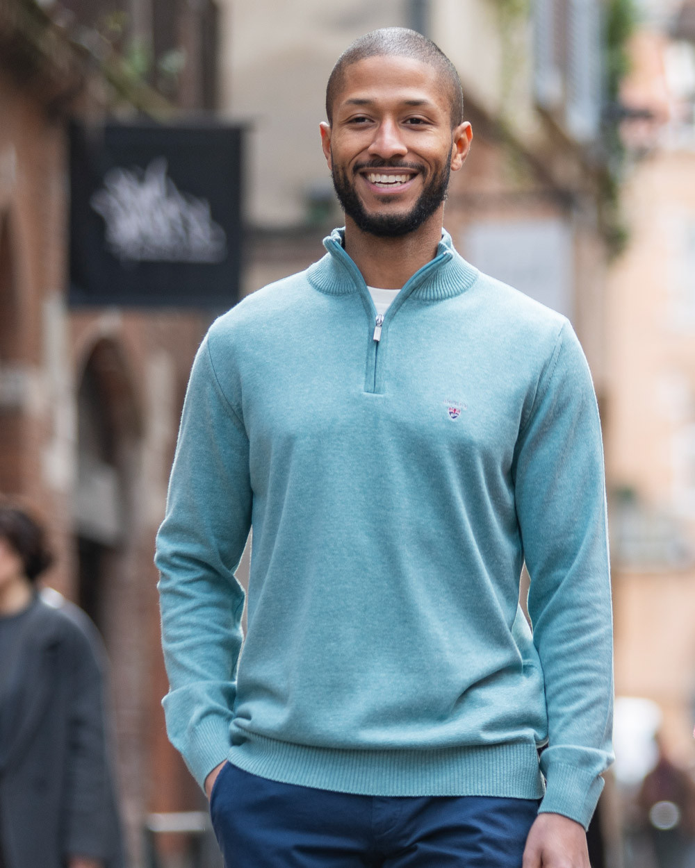 Pull col zip homme CARBUN Otago vert clair porté