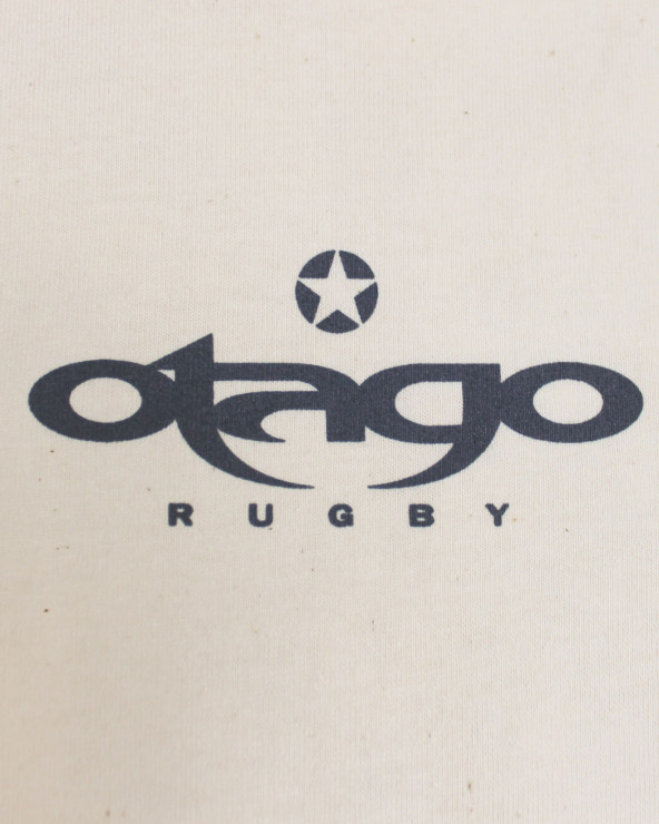logo sérigraphié sur le devant du Tee shirt Tikland Otago rugby raw natural pour homme