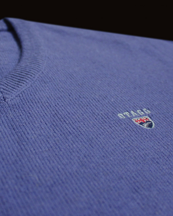 détail du Pull Buenos Aires col V Otago rugby parme pour homme