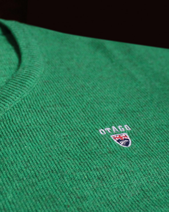 détail du Pull Buenos Aires col V Otago rugby vert pour homme