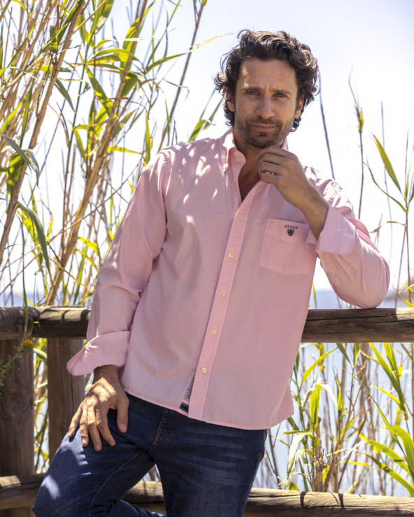 Chemise manches longues pour homme Thomas Otago pink jj sur mannequin