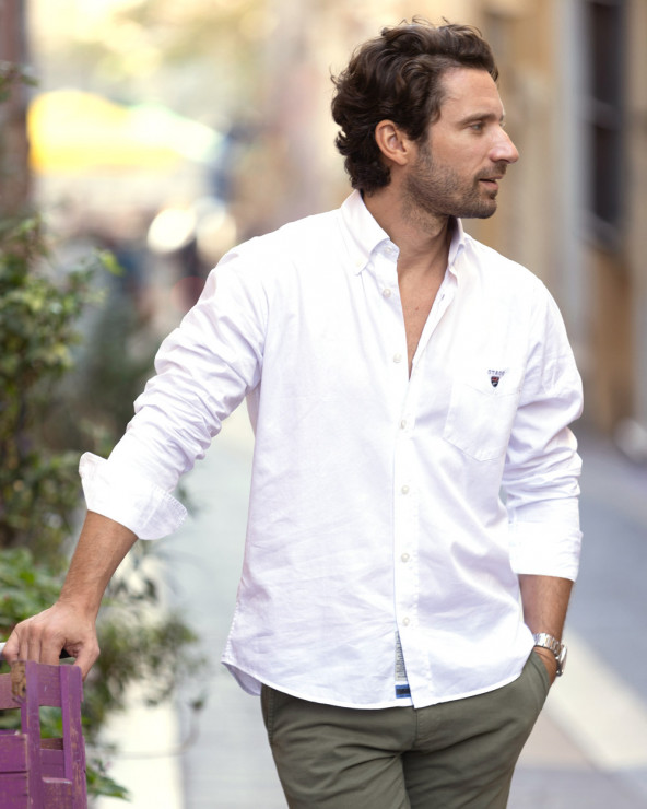 modèle qui porte une Chemise manches longues homme Thomas Otago blanche