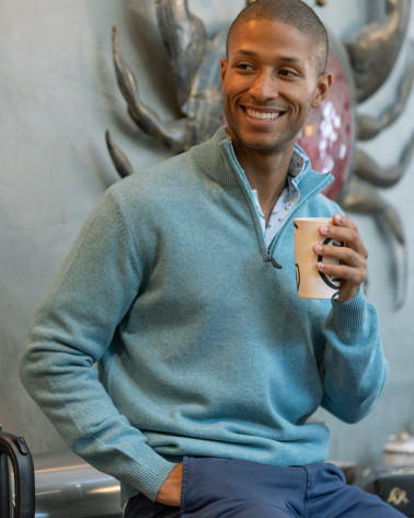 le modèle porte un Pull Buenos Aires col zip Otago vert clair chiné pour homme