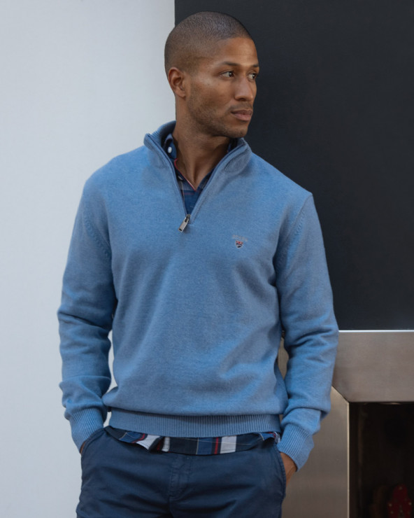 le modèle porte un Pull Buenos Aires col zip Otago bleu ocean pour homme en taille M