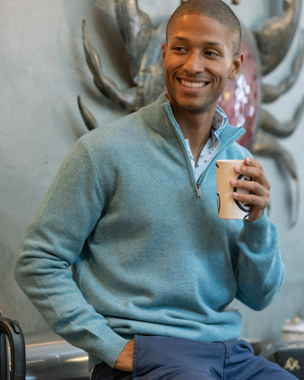 le modèle porte un Pull Buenos Aires col zip Otago vert clair chiné pour homme