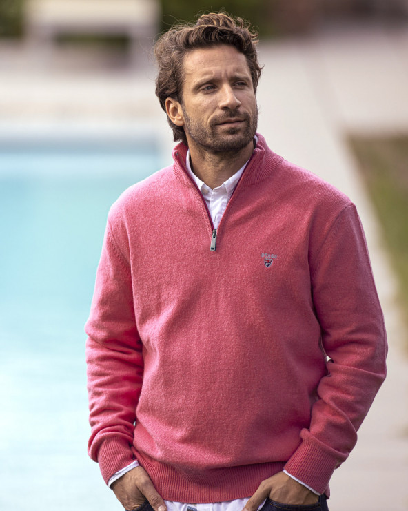 modèle du Pull Buenos Aires col zip Otago rose marsala pour homme