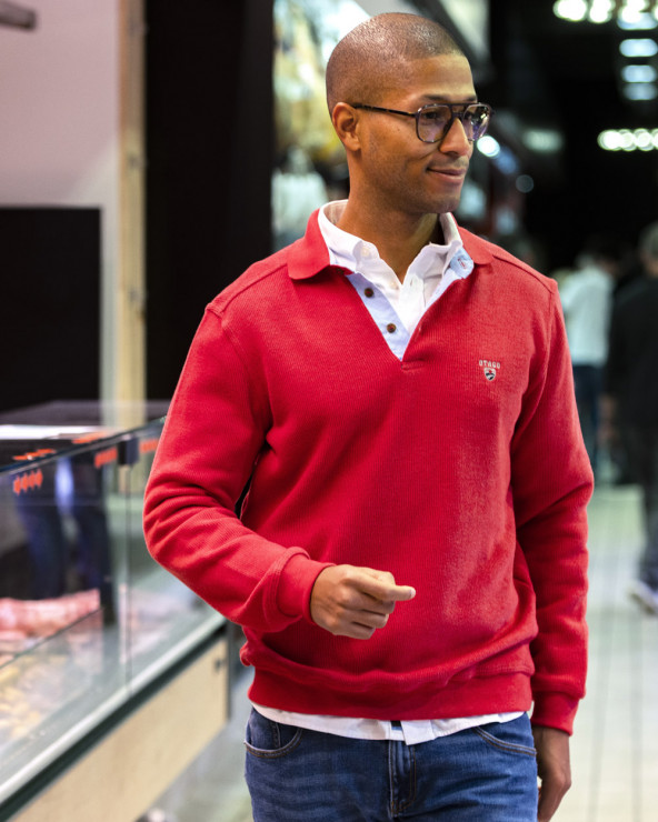 le mannequin porte le Polo manches longues pour homme 25POML1 Otago rugby corail