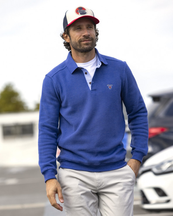 le mannequin porte un Polo manches longues pour homme 25POML1 Otago rugby bleu lavande