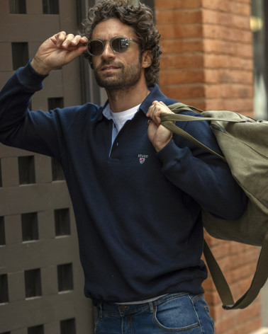 le mannequin porte un Polo manches longues bleu marine