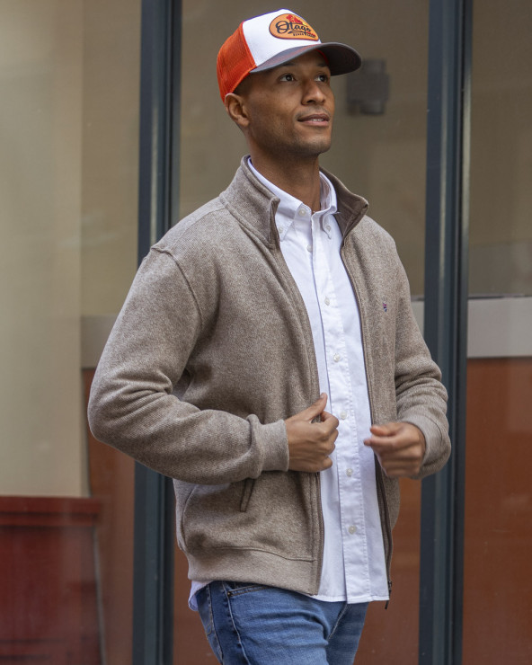le mannequin porte un Sweat zippé  25sw7 beige pour homme