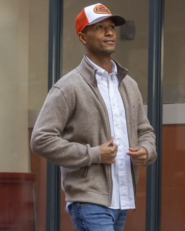 le mannequin porte un Sweat zippé  25sw7 beige pour homme