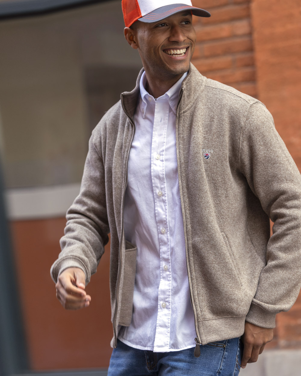 le mannequin porte un Sweat zippé  beige pour homme
