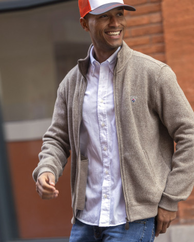 le mannequin porte un Sweat zippé  beige pour homme