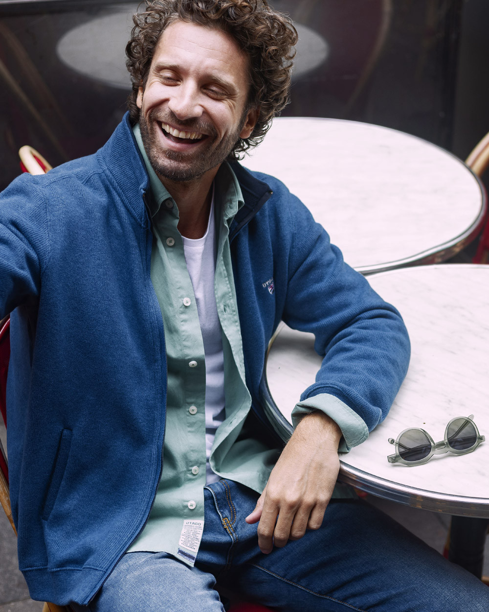 le mannequin porte un Sweat zip 25SW7 Otago rugby bleu denim pour homme