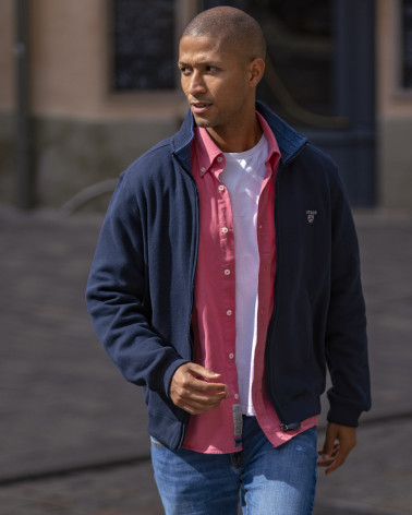 le mannequin porte un gilet zippé 25SW7 bleu marine pour homme