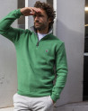 le mannequin porte un Sweat homme col zip 24SW7 Otago rugby vert
