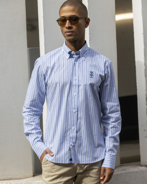le mannequin porte une Chemise manches longues homme 278 Otago rayée bleu ciel
