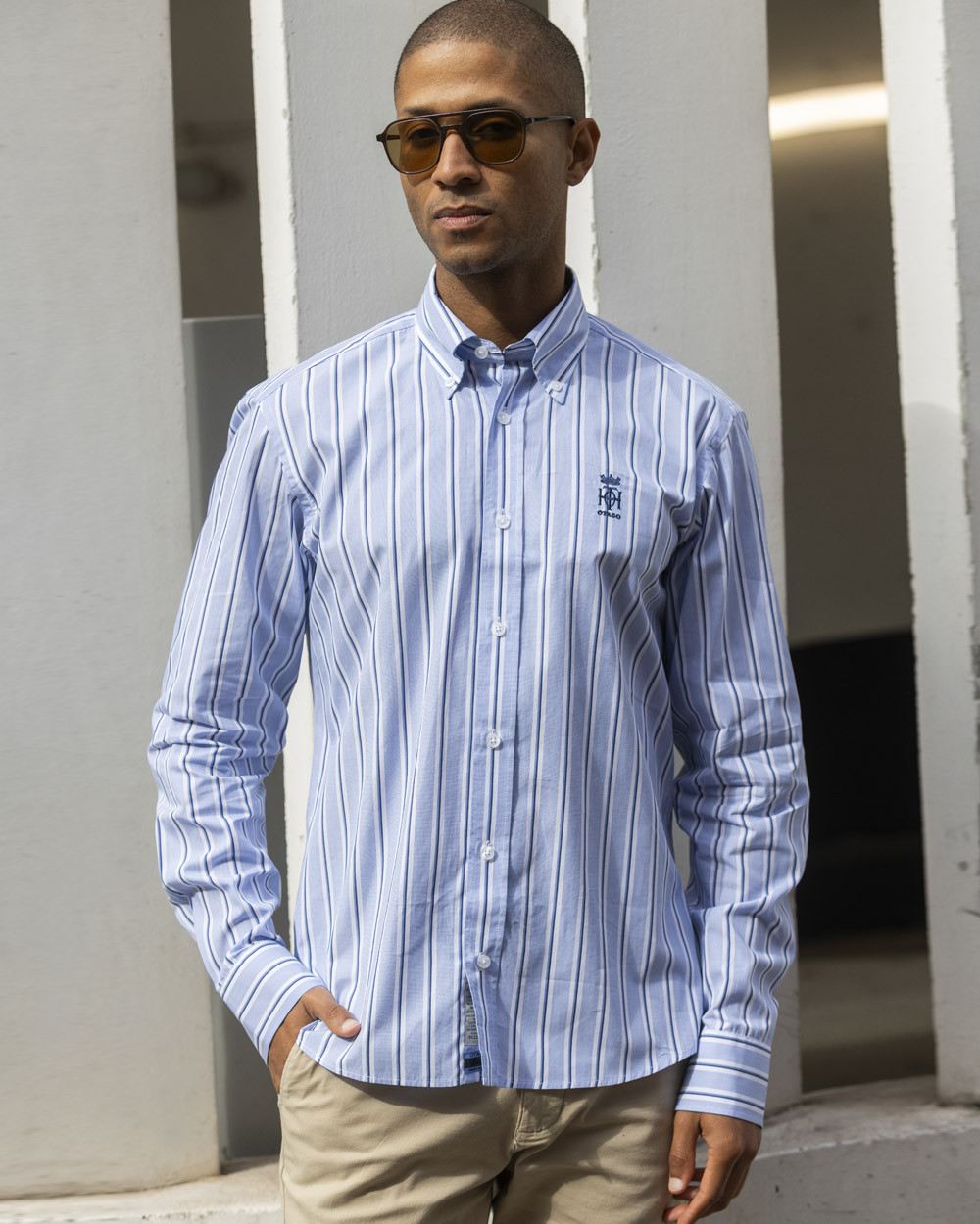 le mannequin porte une Chemise manches longues homme 278 Otago rayée bleu ciel