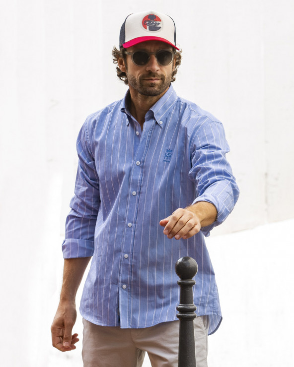le mannequin porte une Chemise manches longues homme 280 Otago rayée denim