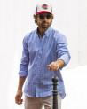 le mannequin porte une Chemise manches longues homme 280 Otago rayée denim
