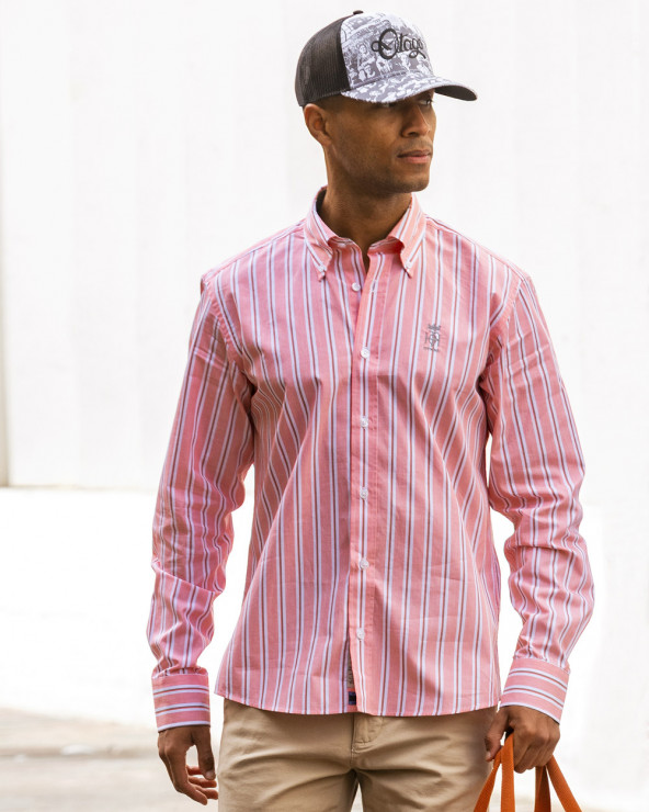 le mannequin porte une Chemise manches longues homme 279 Otago rayée corail