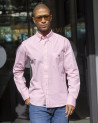 le modèle porte une Chemise manches longues homme Thomas Otago pink jj
